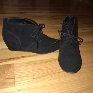 Black, lace up, heeled ankle boots!